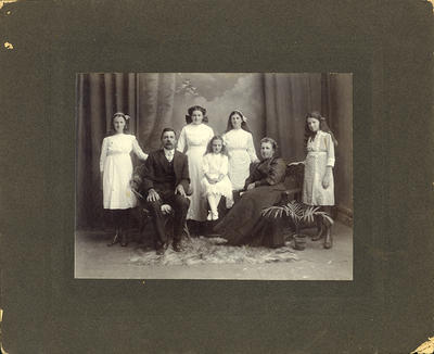 Giddy Family Portrait; 1912; PHO2010-0708