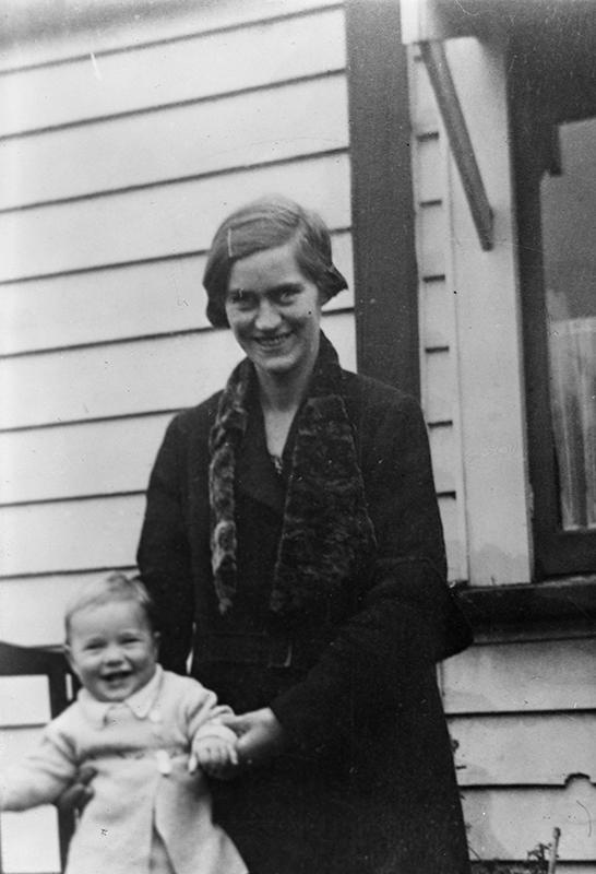 Rosina Brewer & child Puke Ariki